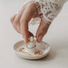 Keramik-Schmuckablage mit Ringhalter und Schmuck in Gold und Silber