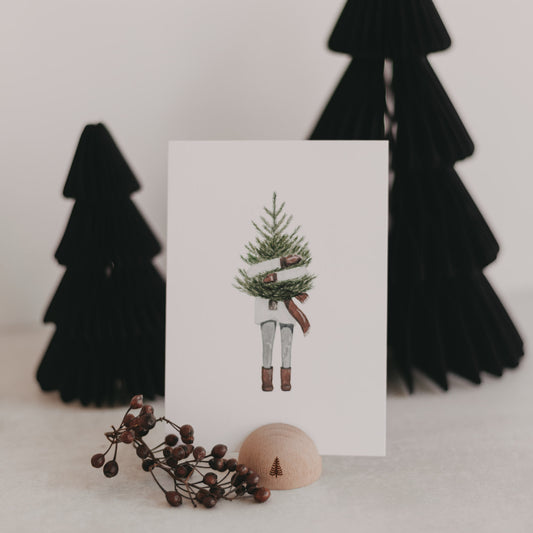 Kartenständer Halbrund Tanne mit Postkarte und Deko vor schwarzen Papierbäumen