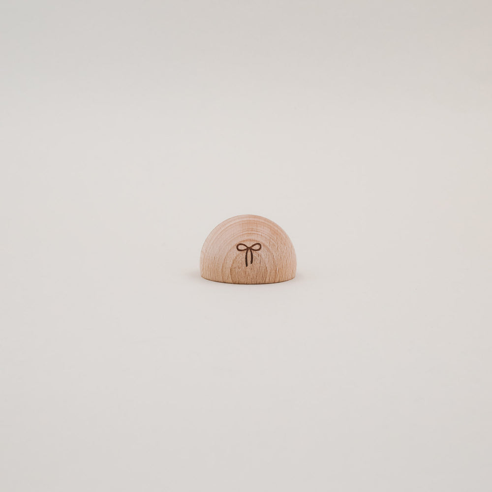 Kartenständer halbrund mit Schleife aus Holz auf weißem Hintergrund, minimalistisch in Szene gesetzt
