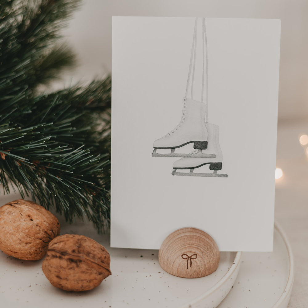 Kartenständer mit Schleifen-Gravur, dekorativ mit Weihnachtskarte und Nüssen arrangiert