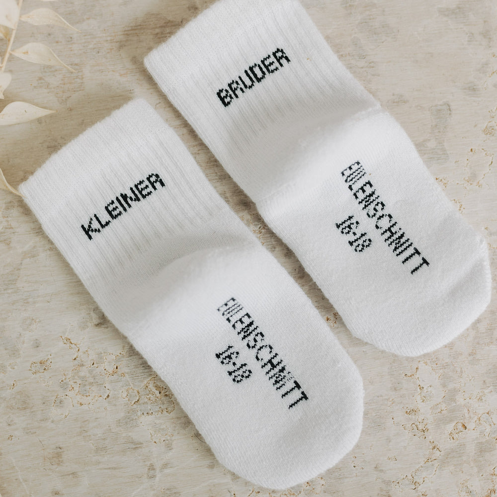 Weiche Babysocken „Kleiner Bruder“ mit Eulenschnitt-Schriftzug auf Sohle