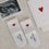 Babysocken mit rotem Herz neben Ultraschallbild und Karte mit Herzmotiv – liebevolle Geschenkidee zur Geburt.