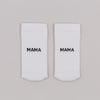 Zwei weiße Socken mit schwarzem Mama-Schriftzug – schlichtes und liebevolles Design für Mamas.