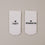 Flachliegende weiße Socken „Cozy Moments“ mit Herzsymbol und Schriftzug minimalistisch präsentiert