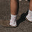 Weiße Eulenschnitt Socken mit roten Herzen, getragen zu braunen Sandalen.