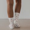 Weiße Eulenschnitt Socken mit roten Herzen in der Rückansicht.
