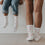 Erwachsene und Kind tragen weiße Eulenschnitt Socken mit roten Herzen.