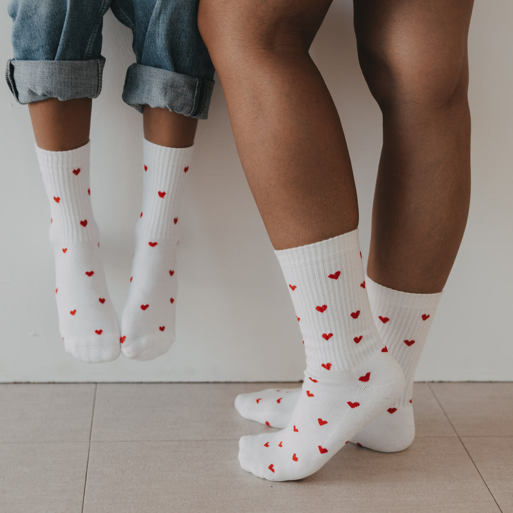 Weiße Eulenschnitt Socken mit roten Herzen für Erwachsene und Kinder.