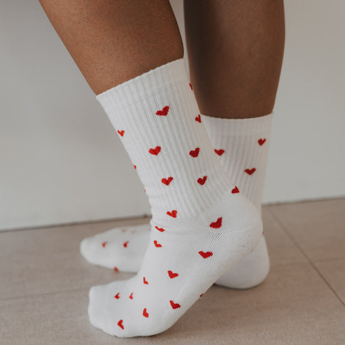 Detailansicht der weißen Eulenschnitt Socken mit roten Herzen im Allover-Design.