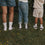 Erwachsene und Kinder tragen weiße Eulenschnitt Socken mit roten Herzen im Partnerlook.