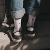 Eulenschnitt Kids Socken mit roten Herzen in der Rückansicht, getragen zu Jeans und Sneakern.