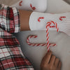 Nahaufnahme der Kids Socken mit Zuckerstangen und Weihnachtsnascherei