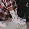 Kids Socken Allover Zuckerstange von Eulenschnitt vor dem Weihnachtsbaum