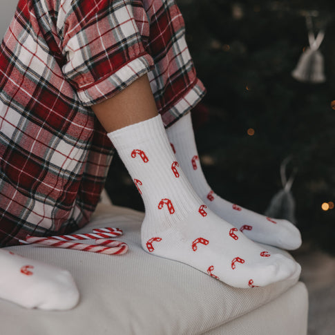 Kids Socken Allover Zuckerstange von Eulenschnitt vor dem Weihnachtsbaum