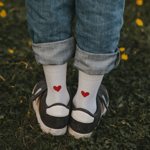 Weiße Kids Socken mit rotem Herz von Eulenschnitt zu Sneakern
