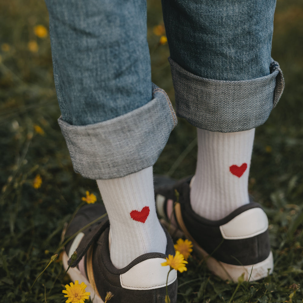 Weiße Kids Socken Herz rot von Eulenschnitt mit hochgekrempelter Jeans