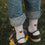 Weiße Kids Socken Herz rot von Eulenschnitt mit hochgekrempelter Jeans