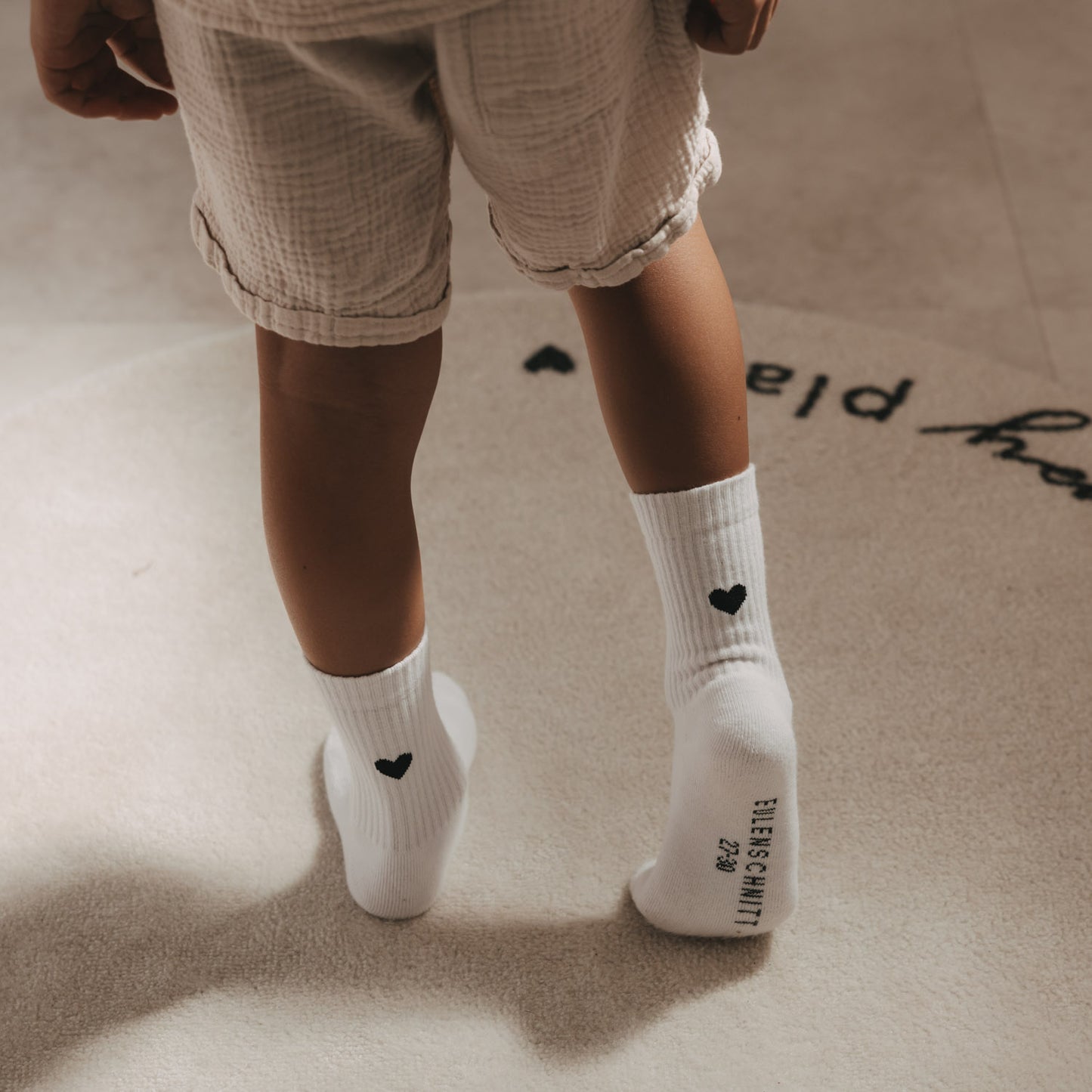 Kids Socken Herz schwarz von Eulenschnitt beim Laufen