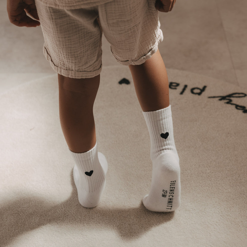 Kids Socken Herz schwarz von Eulenschnitt beim Laufen