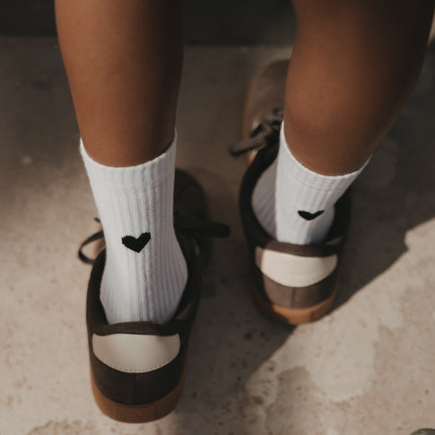 Kids Socken Herz schwarz von Eulenschnitt in Nahaufnahme