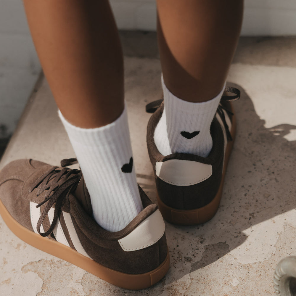 Kids Socken mit schwarzem Herz von Eulenschnitt zu braunen Sneakern