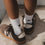 Kids Socken mit schwarzem Herz von Eulenschnitt zu braunen Sneakern