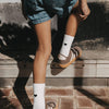 Kind trägt Kids Socken Herz schwarz von Eulenschnitt zu Jeansshorts