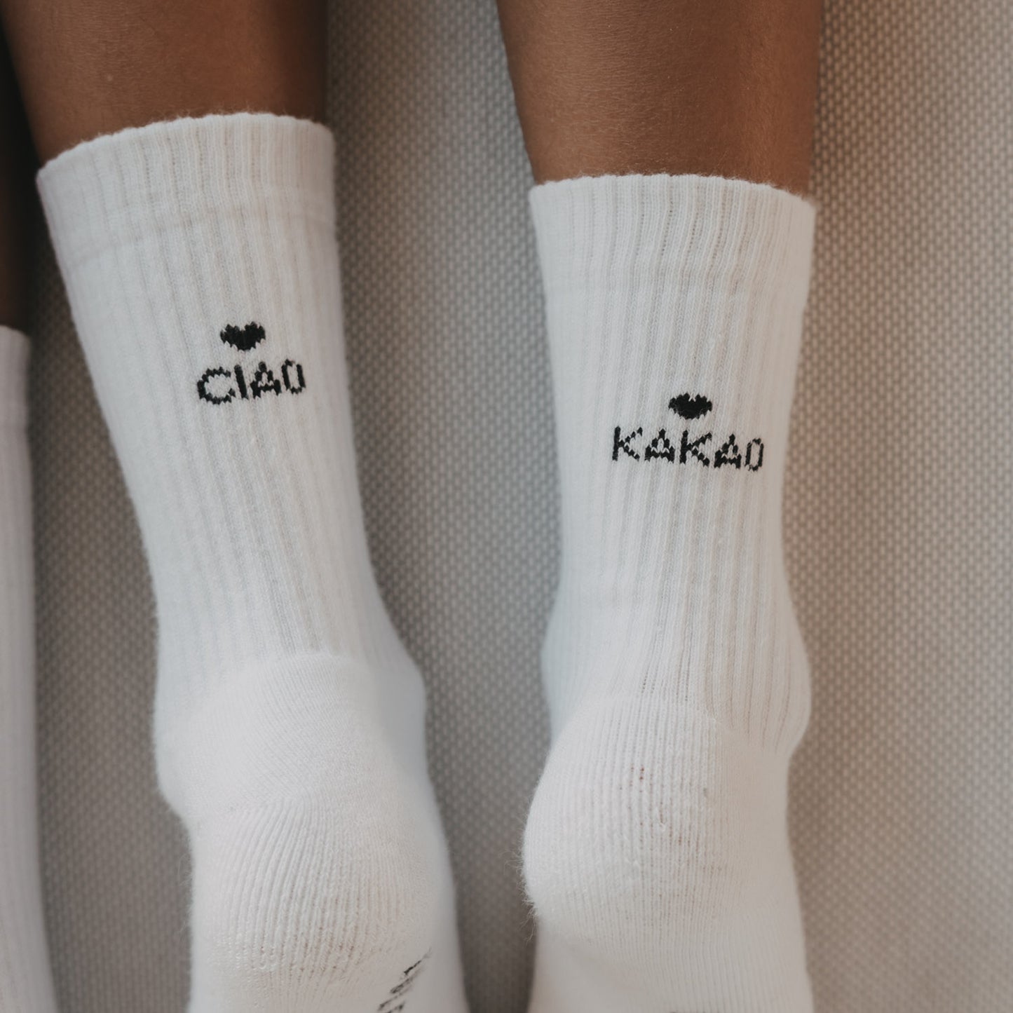 Kids Socken Ciao Kakao von Eulenschnitt mit schwarzen Schriftzügen und Herzen