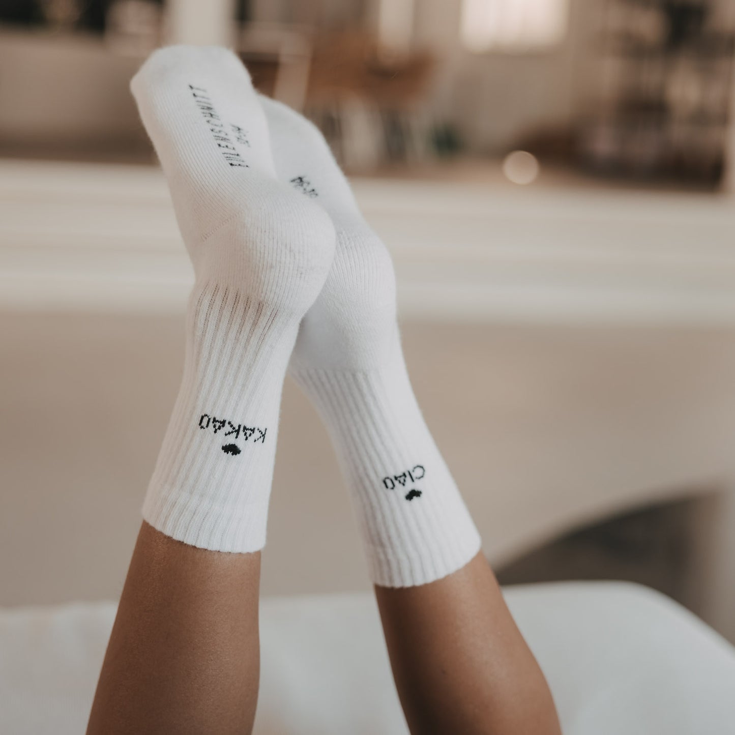 Kind trägt weiße Ciao Kakao Socken von Eulenschnitt