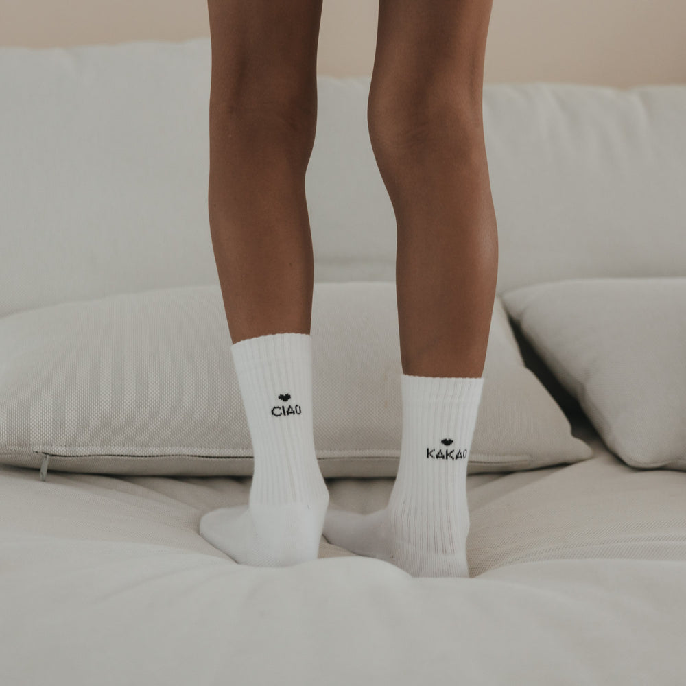 Weiße Kids Socken mit Ciao und Kakao Schriftzug von Eulenschnitt