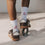 Nahaufnahme der weißen Kindersocken mit rotem Schriftzug „Der Boden ist Lava“ zu braunen Sneakern.