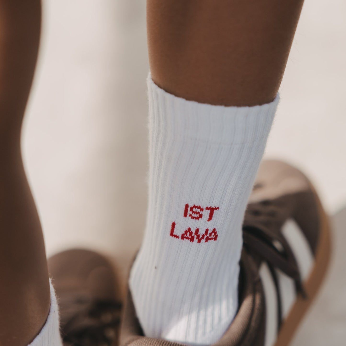 Detailaufnahme der Kids Socke Der Boden ist Lava mit rotem „Ist Lava“-Schriftzug.