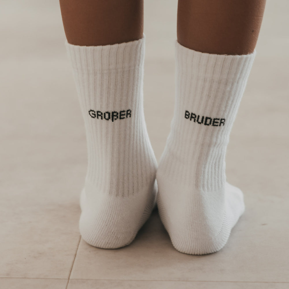 Kids Socken Großer Bruder in Weiß mit schwarzem Schriftzug „GROSSER BRUDER“