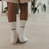 Weiße Kids Socken Großer Bruder mit schwarzem Schriftzug an Kinderfüßen