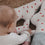 Baby und Eltern mit weißen Socken und roten Herzen, harmonische Familienszene in warmem Licht