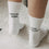 Detailansicht der weißen Socken mit Driving Home for Christmas Schriftzug