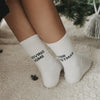 Socken Driving Home for Christmas getragen vor einem Weihnachtsbaum