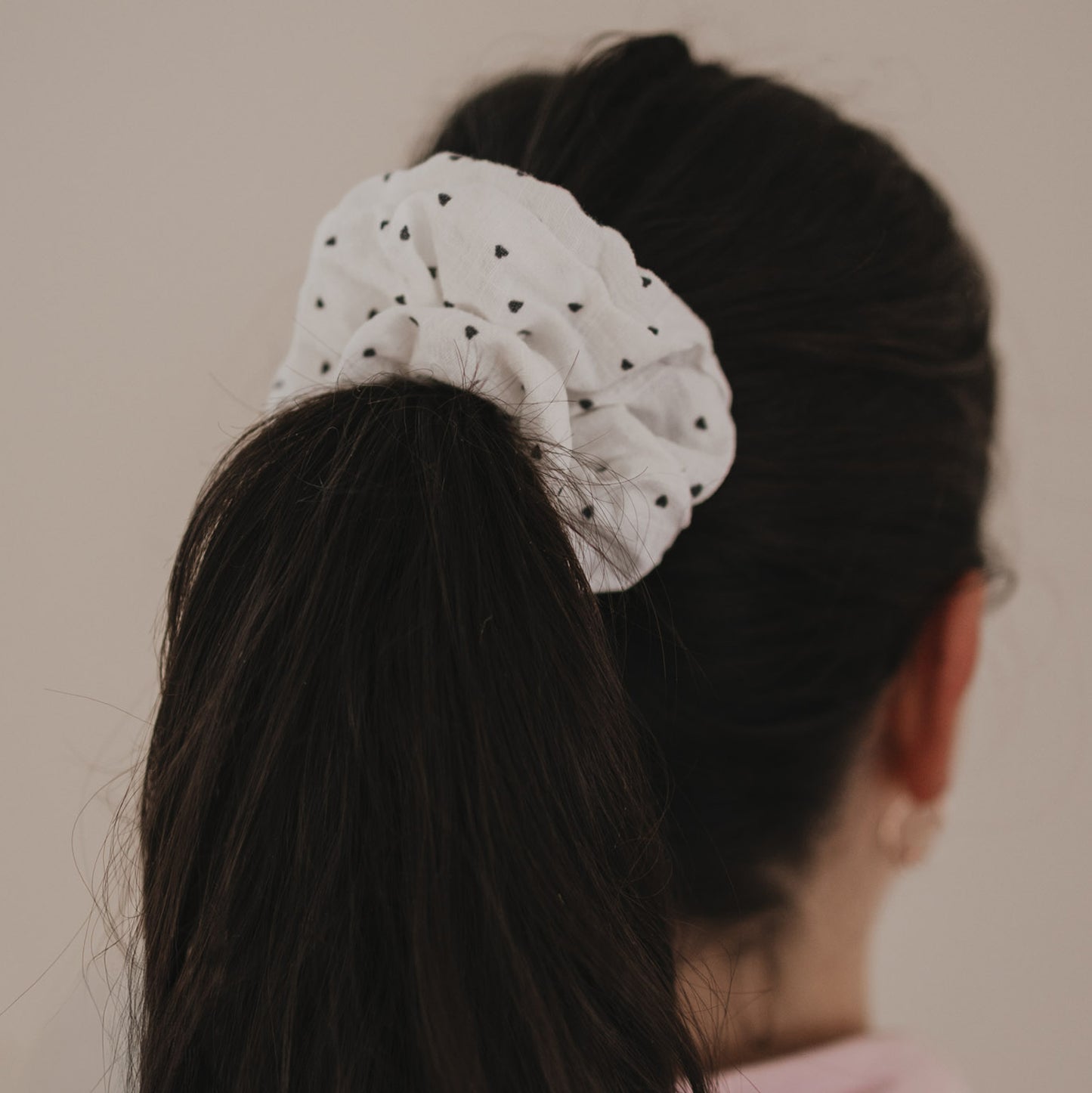Detail Scrunchie weiß mit schwarzen Herzen im Pferdeschwanz