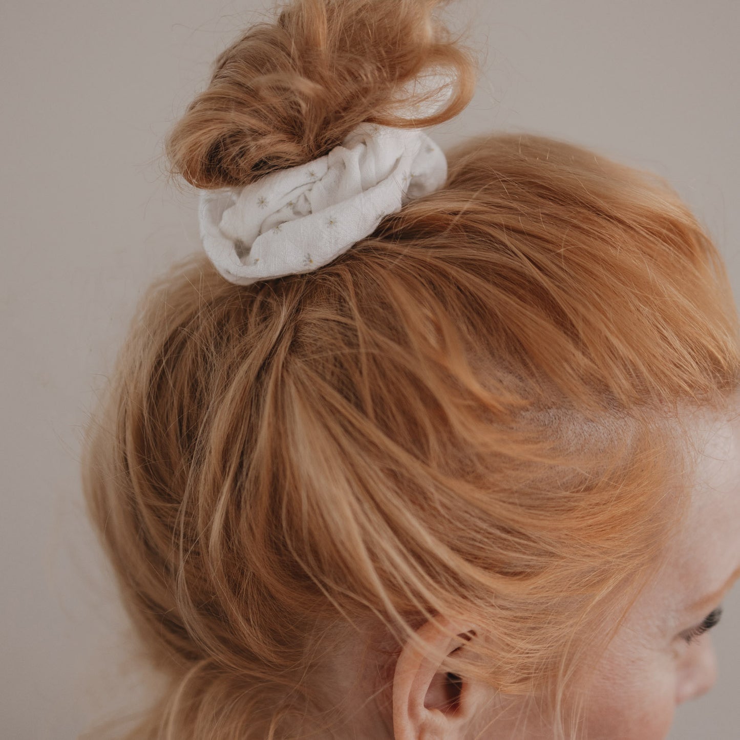 Scrunchie mit Blumenmuster hält lockeren Dutt im Haar
