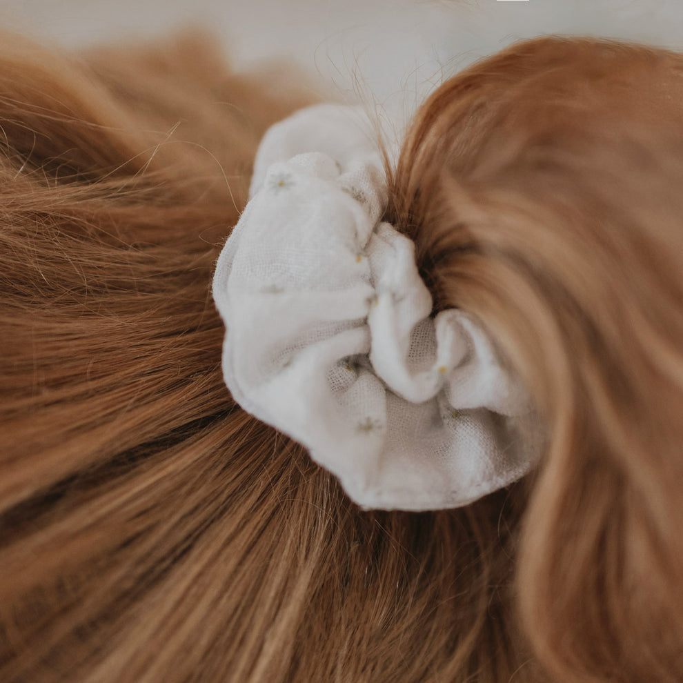 Detail Scrunchie mit Blumenmuster im Pferdeschwanz