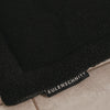 Detail schwarze Hundedecke mit Eulenschnitt Label