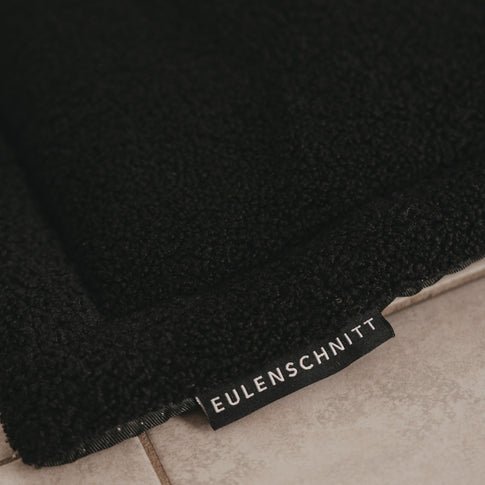 Detail schwarze Hundedecke mit Eulenschnitt Label