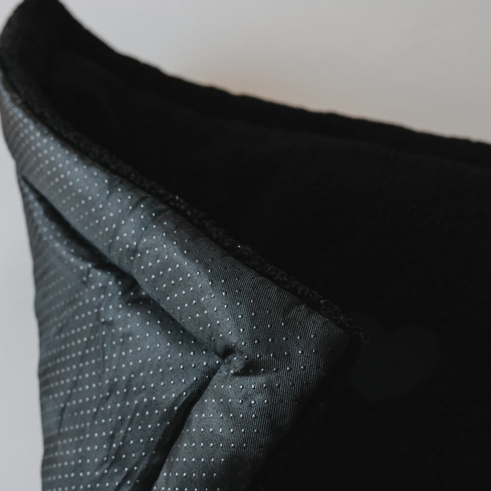 Detail Hundedecke schwarz mit rutschfester Unterseite und weichem Stoff