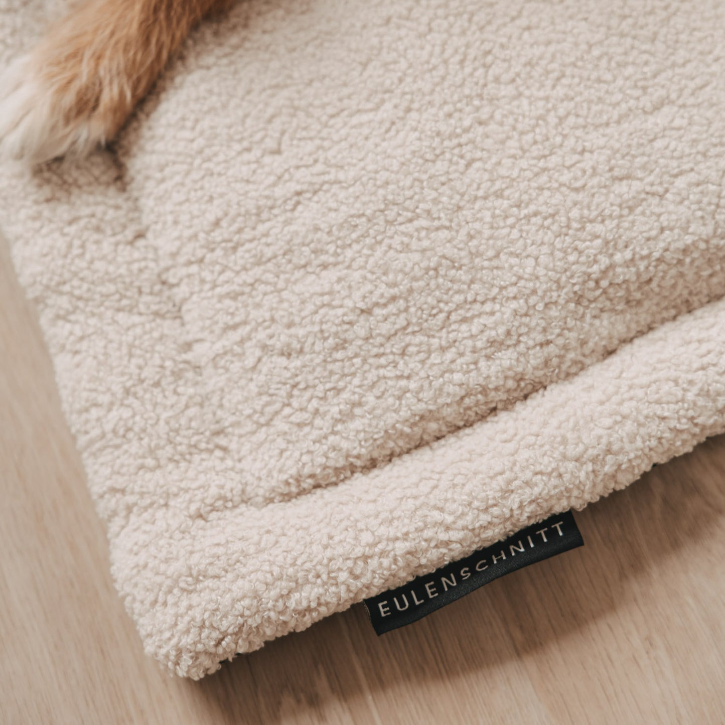 Detail Hundedecke mit Eulenschnitt Label, weicher Teddyfleece Stoff