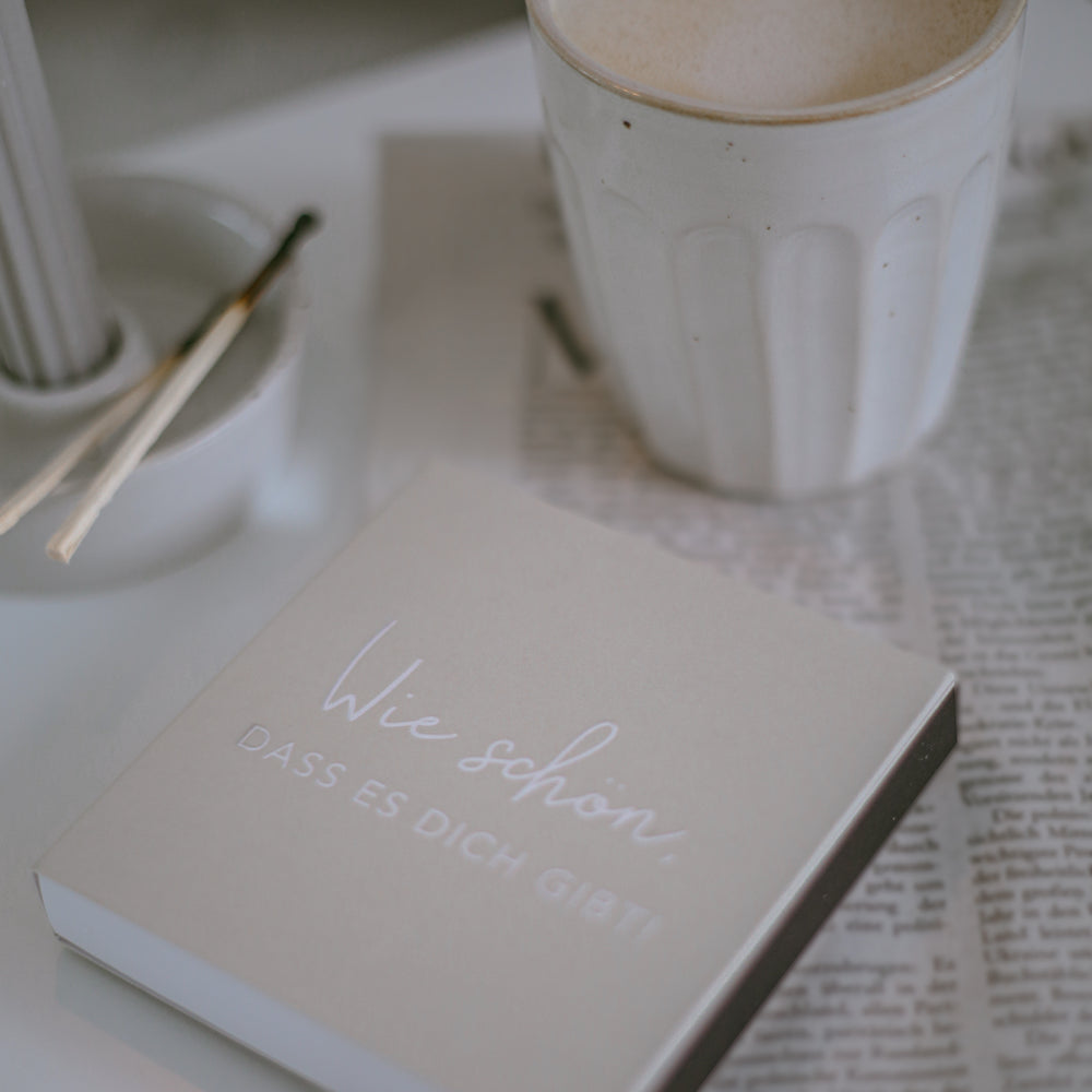 Streichholzschachtel mit Aufschrift „Wie schön, dass es dich gibt!“ – liebevolle Botschaft für besondere Momente.