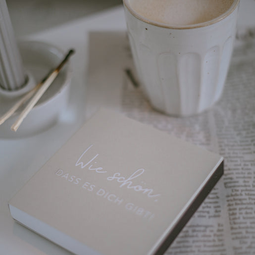 Streichholzschachtel mit Aufschrift „Wie schön, dass es dich gibt!“ – liebevolle Botschaft für besondere Momente.