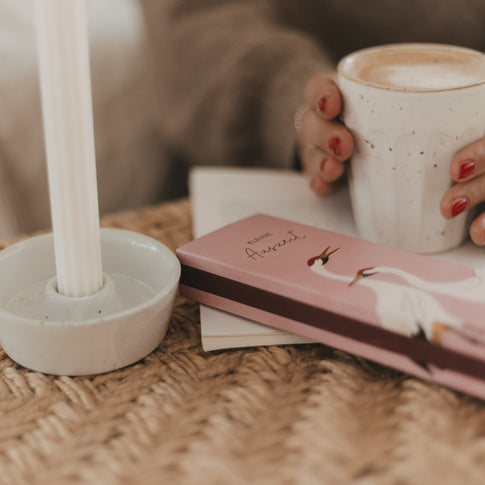 Streichholzschachtel „Kleine Auszeit“ als stilvolles Wohnaccessoire neben Kerze und Kaffee