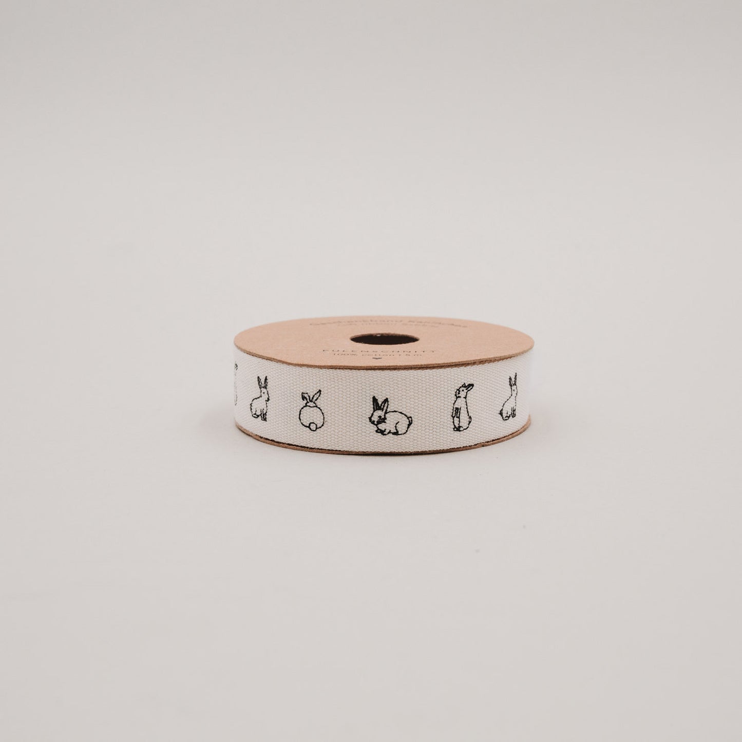 Seitliche Ansicht der Geschenkbandrolle mit Kaninchenillustrationen auf weißem Band.