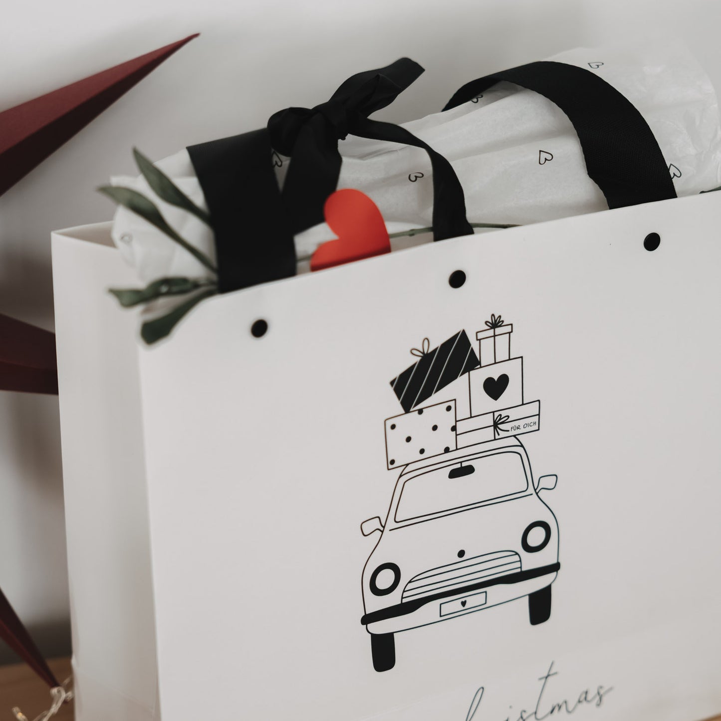 Geschenktüte Weihnachten mit Auto und Geschenken Detailaufnahme
