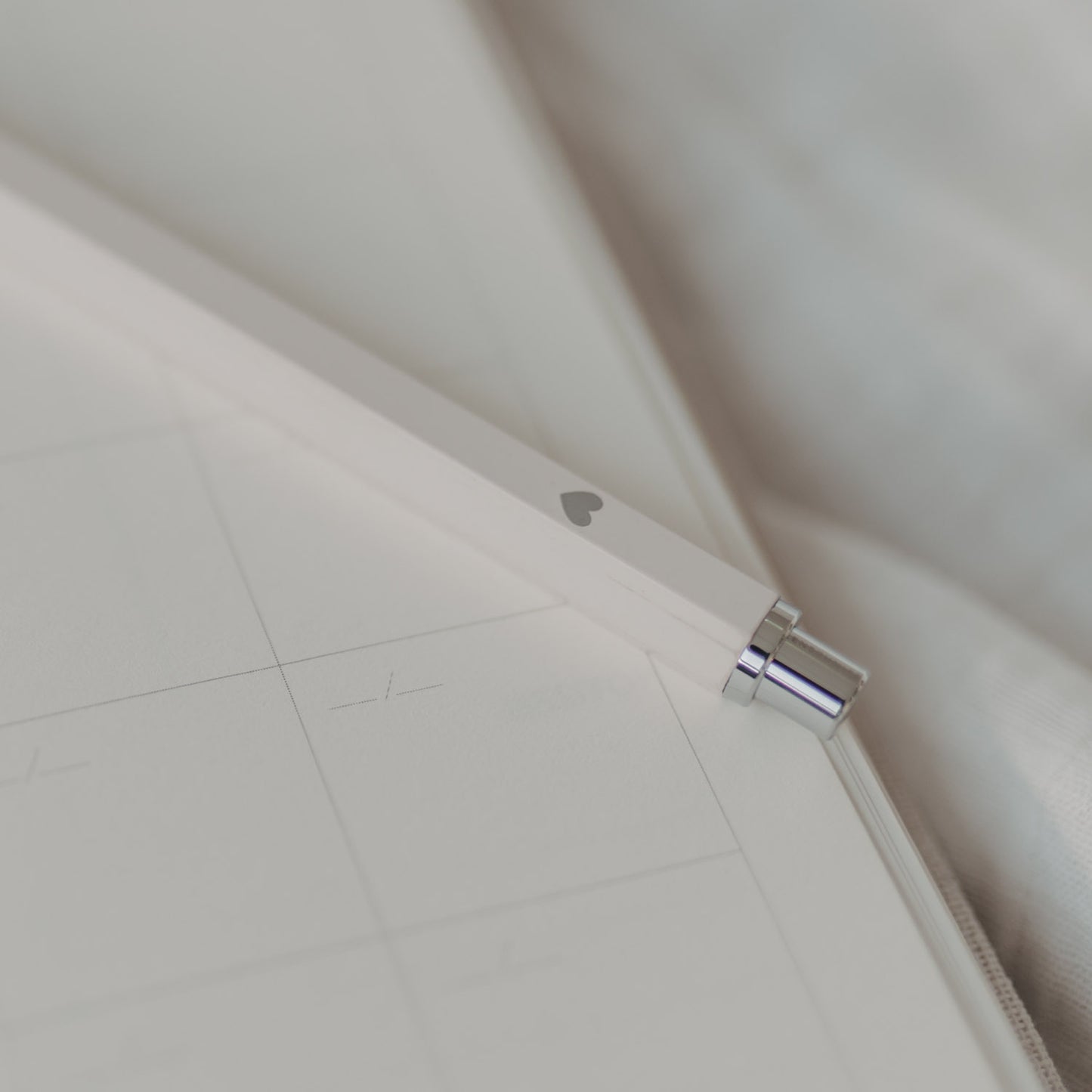 Druckbleistift Creme mit Herzdetail auf einem aufgeklappten Kalender.